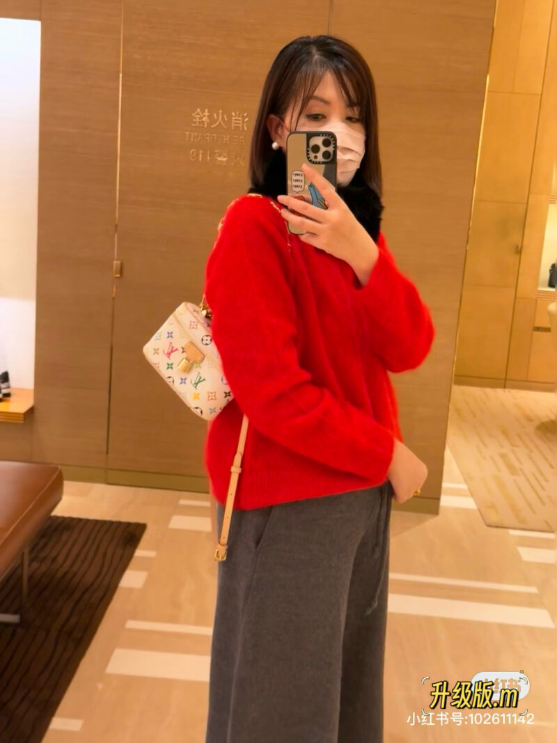 f72296c9d2.jpg Both the handle and crossbody design are super beautiful!