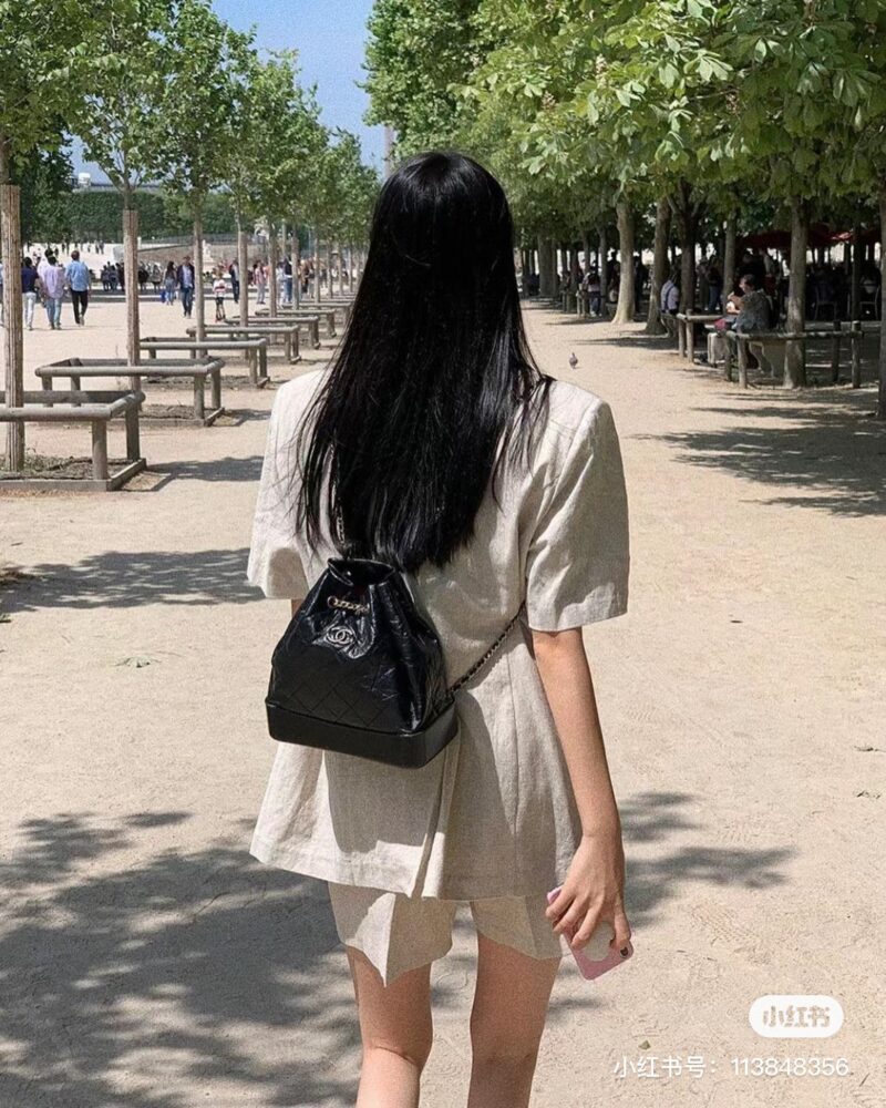f7265ce37c.jpg Chanel Wandering Shoulders | The ceiling of the backpack is not wrong
Liu Yifei, who likes pure black, can take a look
The magic of Chanel lies in its ability to combine casualness and delicacy without going against the norm
Classic small shoulders, ...