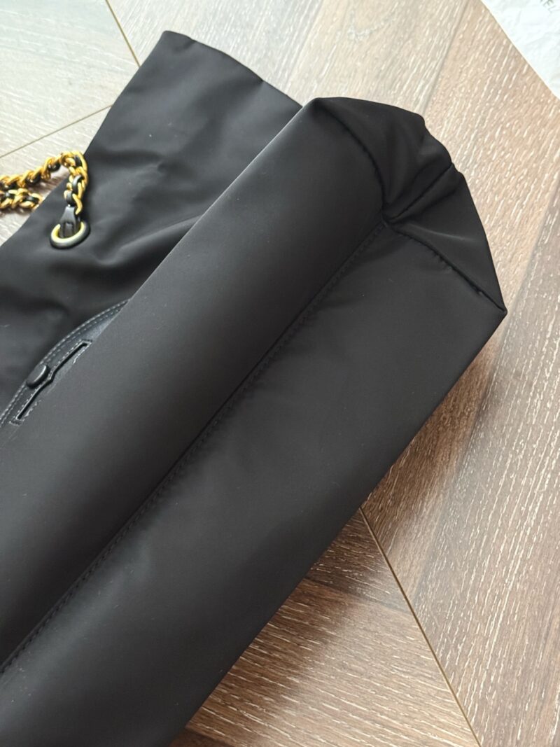 f72e5ef267.jpg 215 boxes
Size: 31 * 28cm
High version ?
TB ella Nylon Canvas Bag
New Tote One
The nylon chain bag is really beautiful
Original canvas ? Cowhide splicing
You can also put it in with sufficient capacity