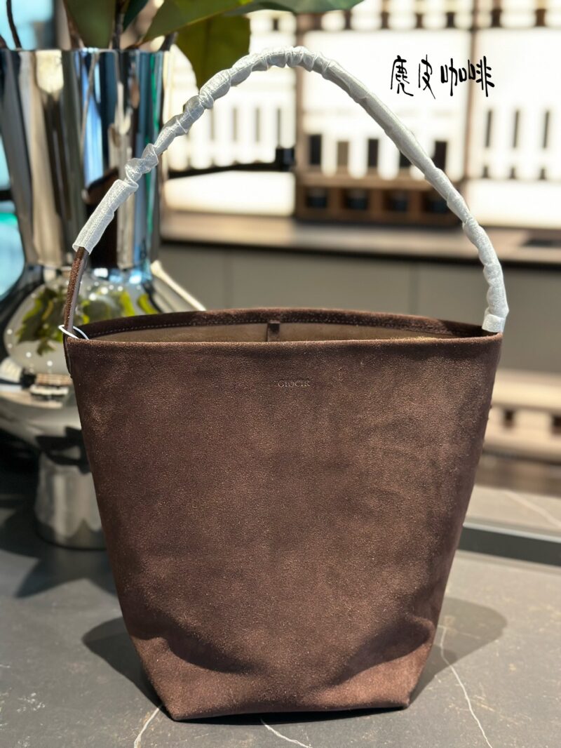 f72f52809d.jpg Bucket Bag ? Gift inner bag G7155 # p335
Liu Yifei, Ni Ni, Dong Jie, Naza, Yang Mi
Waiting for many female celebrities with the same style of bucket bag, bucket bag, medium-sized leather, suede, top layer cowhide
The favorite of minimalism, with la...