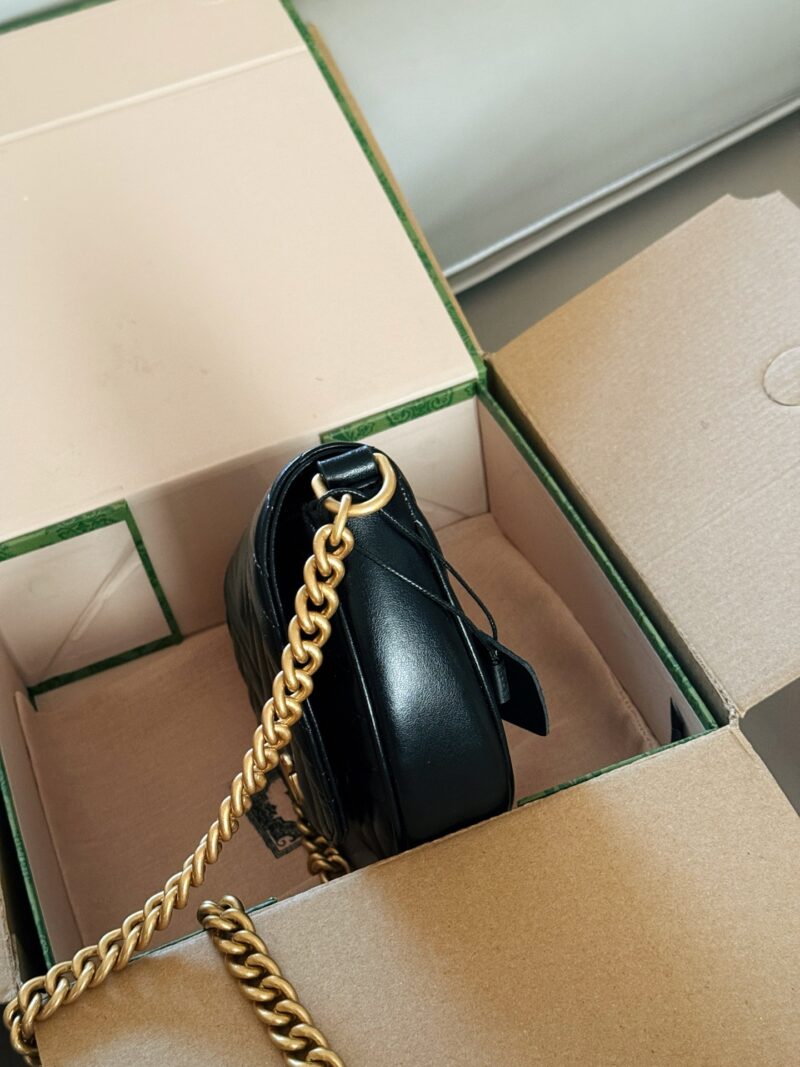 f72fd42c39.jpg 205 box
Size: 20 (top width) * 4cm
GG Marmont 23ss saddle bag,
It's hard not to love after watching it
Inside the original hardware version!
The upper body effect is also amazing!