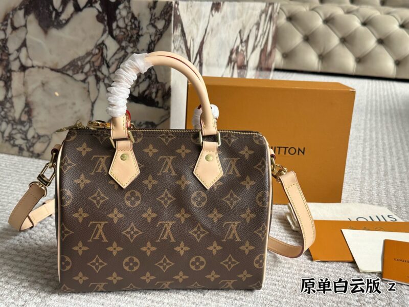 f7418421d1.jpg Baiyun edition 399 with box
size:25cm
L Home SPEEDY25
Original single pillow bag
Taiwan imports color changing leather
Bronze Hardware (Folding)
Search for Lv pillow bag