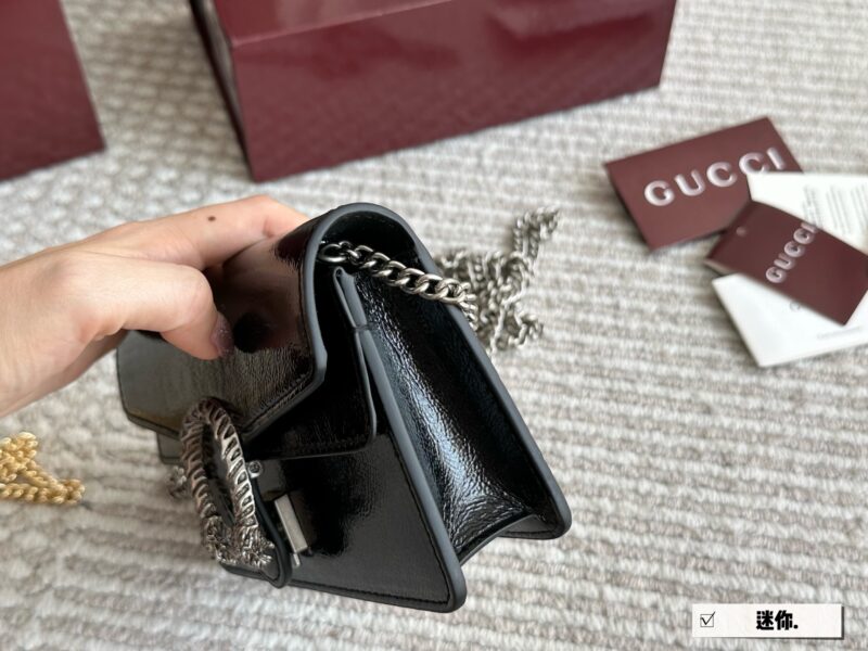 f74f13905f.jpg 215 boxes
size:18 11cm
GG's latest wine god bag with shiny leather
Latest fabric paired with Shijiushen buckle
Super good-looking