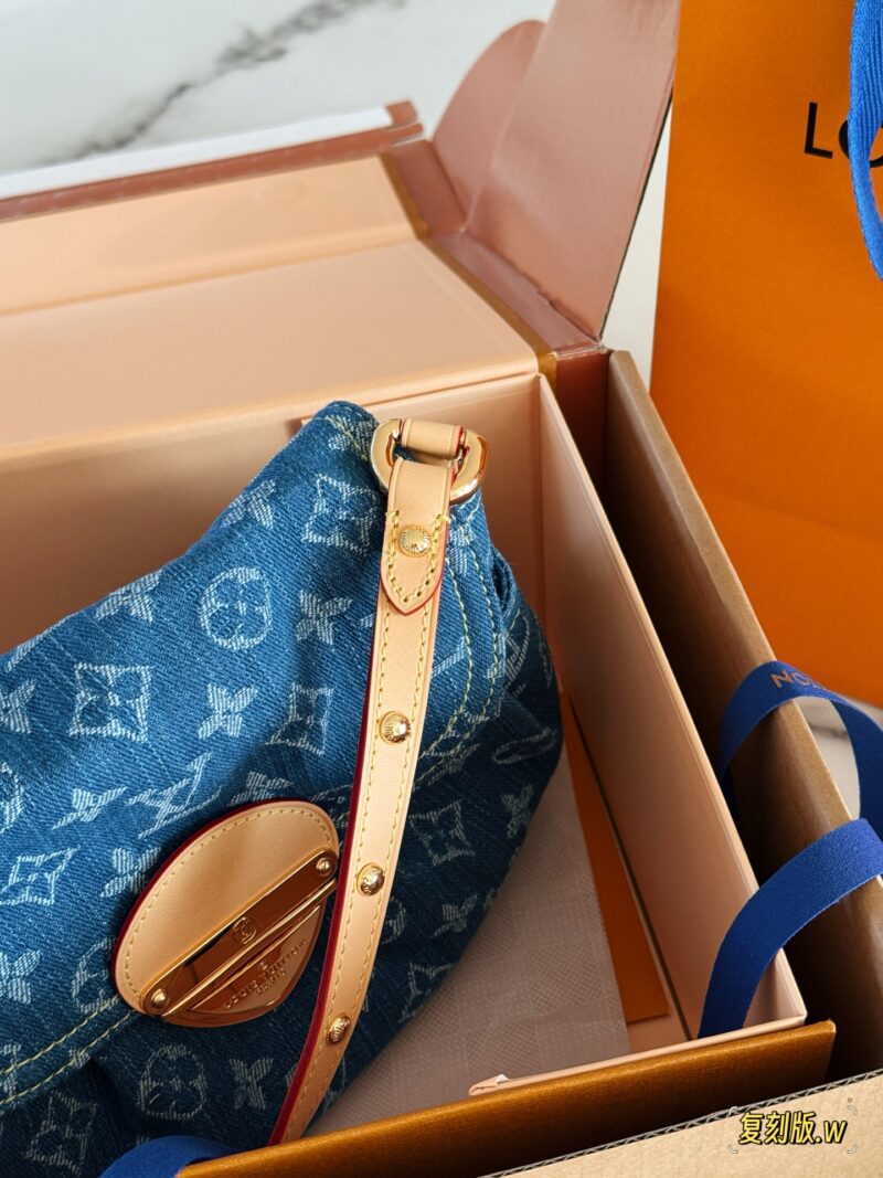 f75c3de6e1.jpg 310 box (replica version)
size:26*18cm
L's denim sunset is perfect for spring and summer
I really like the tannin series
The Sunset capacity is sufficient,
Soft and not afraid of pressure,
Color resistant and stylish!