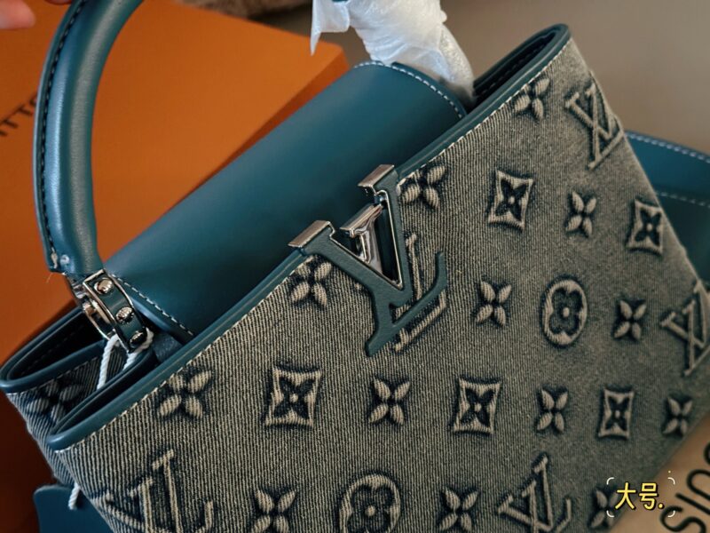 f75ce7290a.jpg 220230 box matching
Size: 22 * 13cm (new horizontal version)
28*17cm
L Capucines handbag
Full grain Taurillon cowhide cutting
It feels low-key but has a luxurious texture!!
classic! classic!
