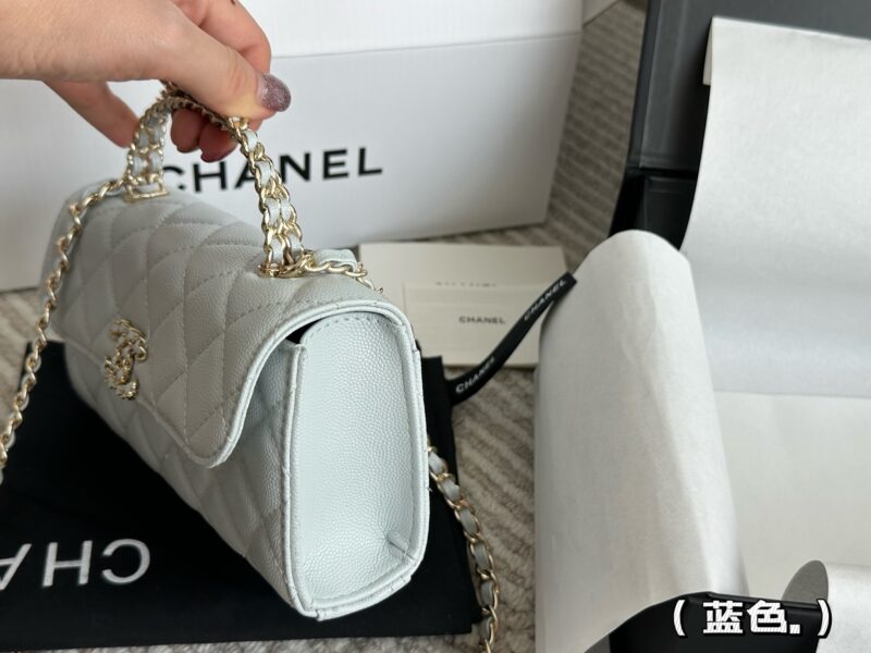 f770c134e9.jpg 210 box
size:19*10cm
Xiaoxiangjia 23Kelly Mobile Bag
This bag type is a whole love to live in
Little Kelly Grandma/Exquisite and Cute/
You can put your phone on
Can be carried by hand or slung diagonally
The caviar cowhide is too perfect!