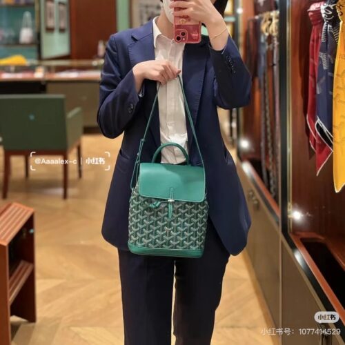 Goya Mini Shoulders
This is a backpack that combines all the advantages of a backpack. Buying this bag is equivalent to having three bags - single shoulder V, double shoulder V, crossbody V
In addition to these three memorization methods, you can als...