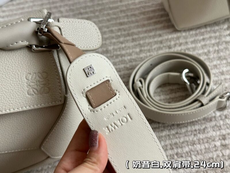 285 310 box
Size: 18 * 11cm (small size)
24 * 15cm (large size)
Loewe Geometry Package Puzzle
A very textured color,
Grey blue Puzzle Edge is very advanced!
?? Cowhide quality!
Completely hold on!