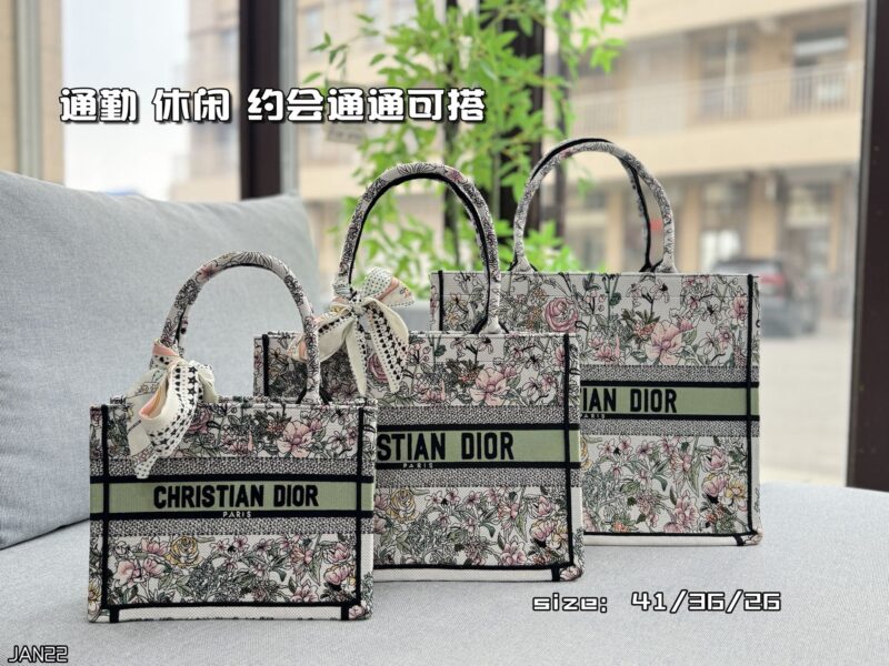 Color card ??
DIOR Dior BookTote Flower Constellation Embroidered Tote Bag Tote Bag Shopping Bag Single Shoulder Handbag