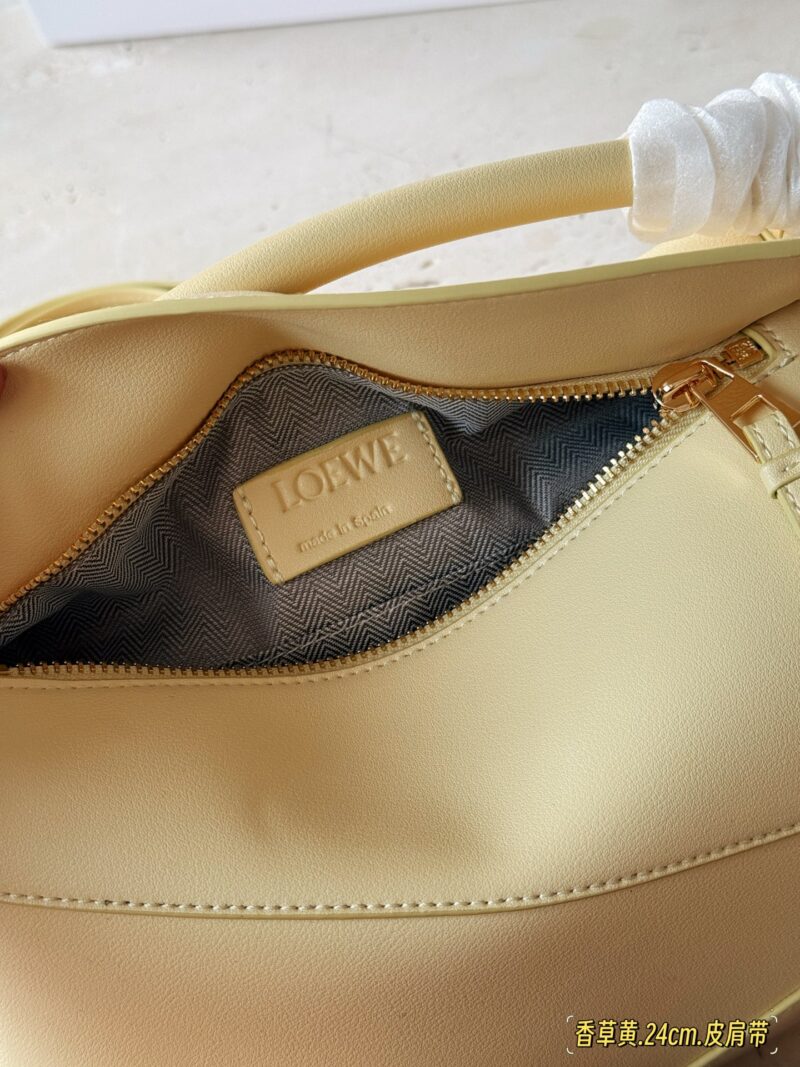 f7a6b4444a.jpg 235260 box
Size: 18 * 10cm (mini)
24 * 15cm (large size)
Loewe Geometry Package Puzzle
Truly cannot be missed,
?? Cowhide quality!
Completely hold on!
Milk like vanilla yellow!
It's already beautiful enough without any decorations!
