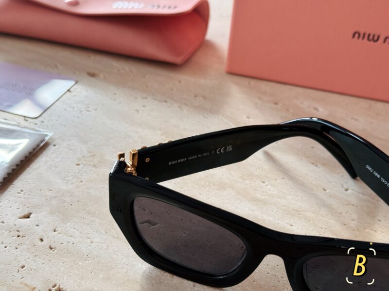 f7d34d52c3.jpg 190 configuration packaging
Miu frames really cost 110000 yuan this year
The design of kitten eyes is very popular among internet celebrities and bloggers. It covers the face and makes it look smaller!
Wu Xin's same MIU sunglasses 09w are really amaz...