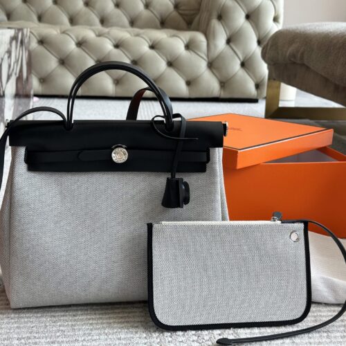 290 boxes
size：31*26cm
Hermes handbag
Canvas shopping bag ?
A bag that is easy to pack in physical form
Recently, I have been carrying my back while traveling
There is texture! Super advanced!
Its capacity is very friendly ..