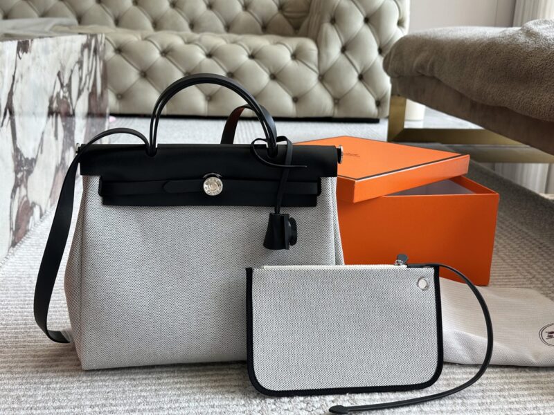 f7d535a752.jpg 290 boxes
size:31*26cm
Hermes handbag
Canvas shopping bag ?
A bag that is easy to pack in physical form
Recently, I have been carrying my back while traveling
There is texture! Super advanced!
Its capacity is very friendly ..