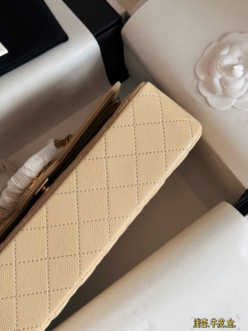f7dc6264dd.jpg 250 boxes
size:25*16cm
Xiaoxiangjia CF, we have always been very dedicated to doing it
Flash sale of other products on the market
Caviar cowhide
A very comfortable one!
Light beige makes the gentlest CF girl