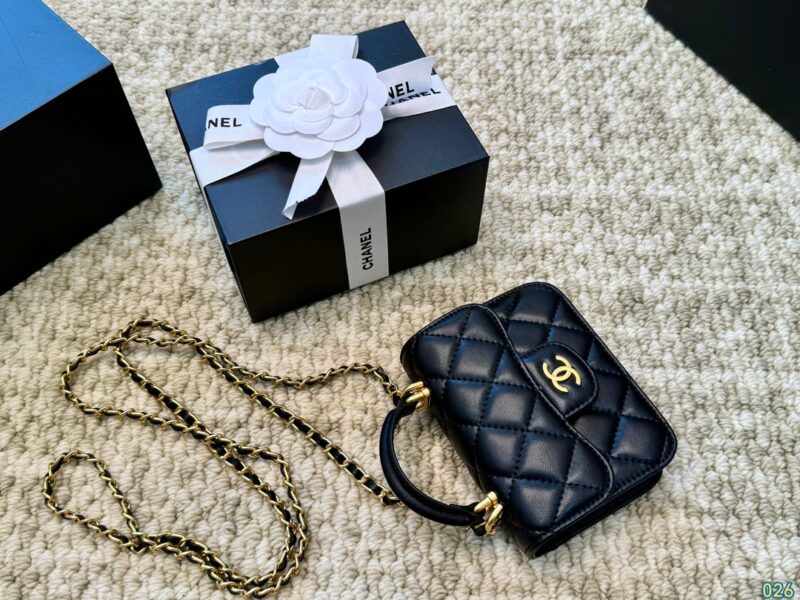 Counter Silk Scarf Gift Box
Chanel Mini Bag Chain Bag
Very suitable for this season, Chanel
The retro atmosphere instantly fills up
Size: 12 9