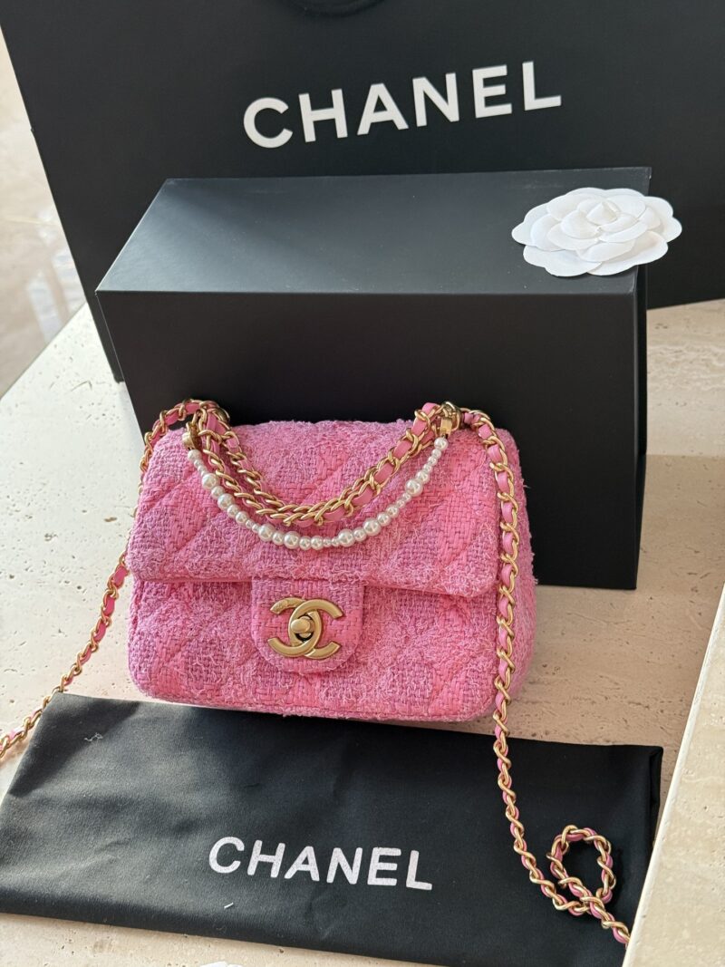 f7ef7e84b0.jpg 240 boxes
size:17*13cm
Xiaoxiang's woolen pearl CF
Madam, Madam is so beautiful
A bag so beautiful in my heart
Woolen weaving is perfect for summer!
The appearance is too high!