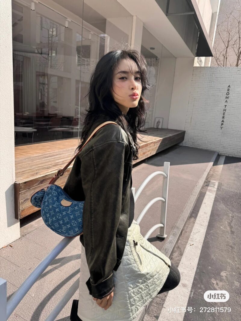 [Spring Light Dressing] Denim Charm
[Croissant MM Pea Bag] The 2024 early spring denim series has made a hot debut, and one of the highlights of the two-piece set is the addition of a small coin purse, which can also be used as an extra pocket.
Monog...