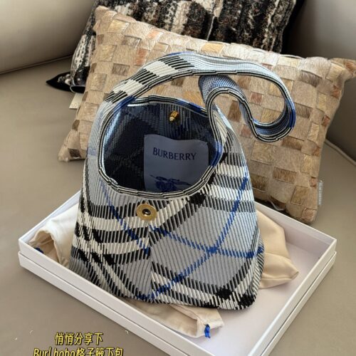 260 without box
size：27*22cm
Share it quietly
Bur | hobo plaid armpit bag
The new product is so cute
Versatile, I really love it
Moss color/dark blue/