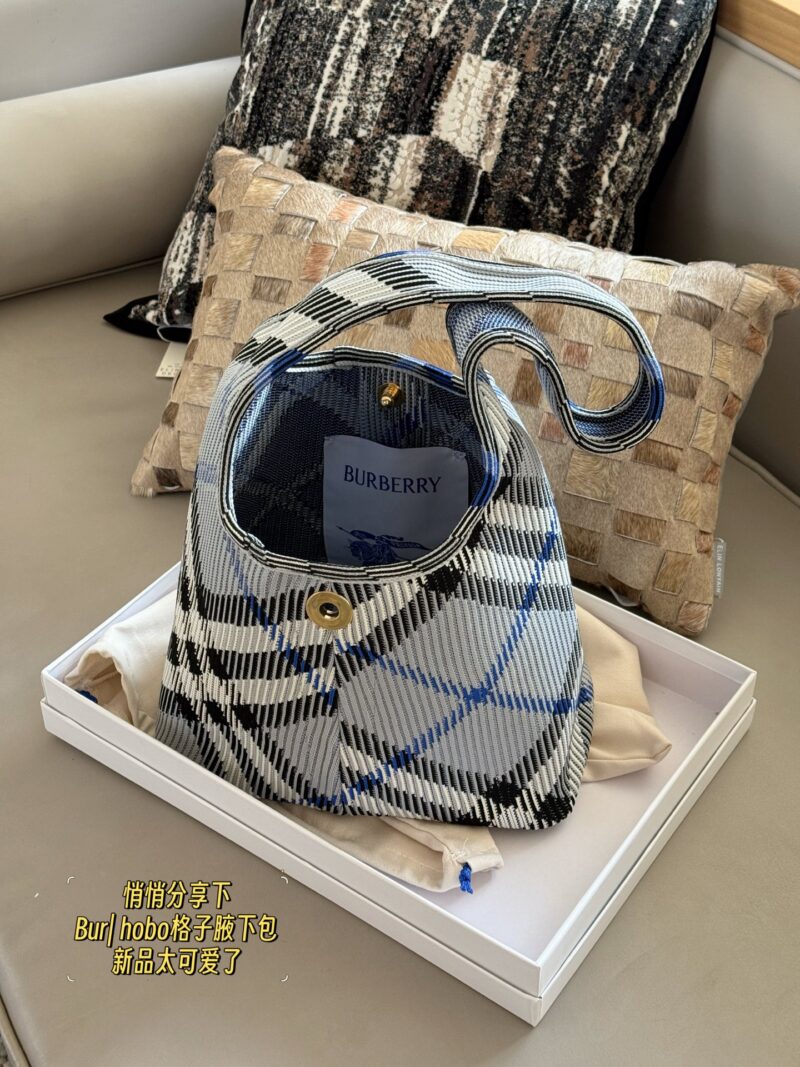 f8199d2b09.jpg 260 without box
size:27*22cm
Share it quietly
Bur | hobo plaid armpit bag
The new product is so cute
Versatile, I really love it
Moss color/dark blue/