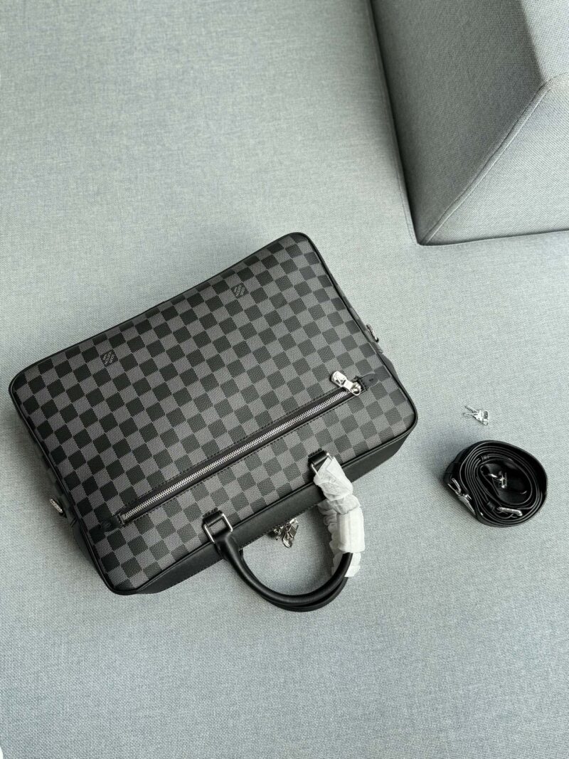Cowhide 340
size：39×29
LV checkerboard commuting bag, office bag, computer bag, single shoulder crossbody bag
Can be carried diagonally or by hand
The capacity is also very large, it can hold files and computers
Black versatile, classic
The materi...