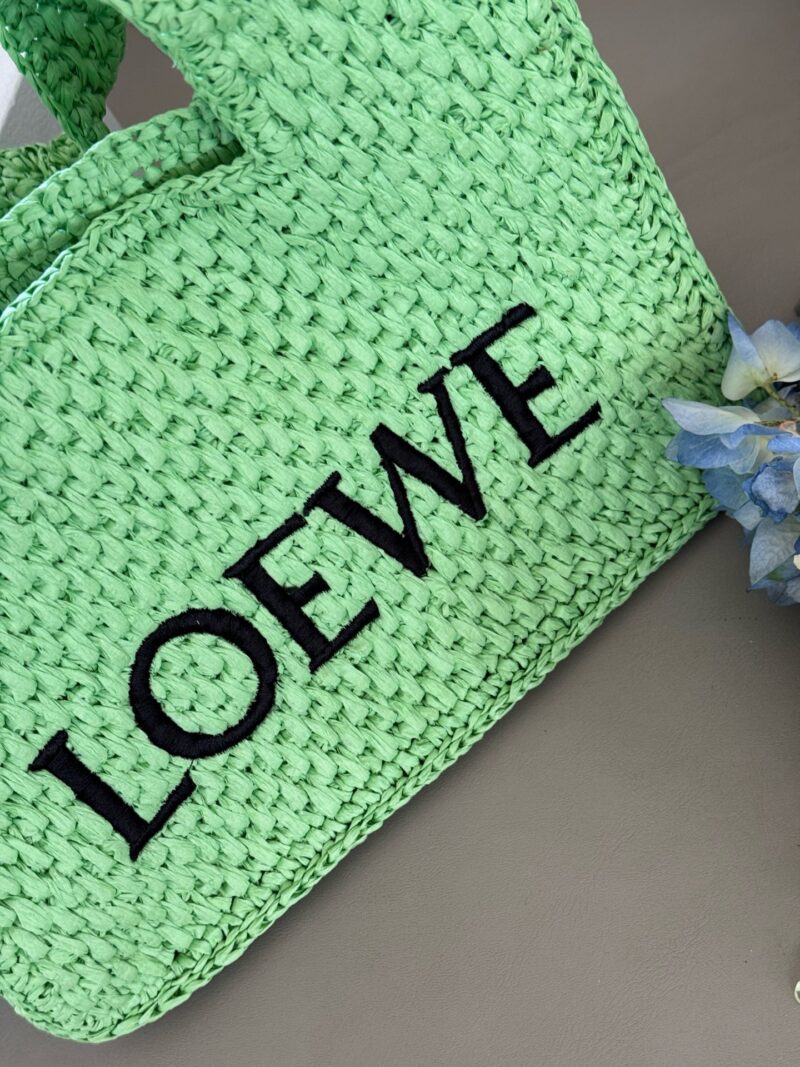 f856dd8821.jpg 230 box
size:30*25cm
LOEWE | Grass woven bag
Don't you have such a beautiful straw woven bag in summer?
Anagram Basket
A bag full of summer atmosphere for picnics, outings, outings, and sea views