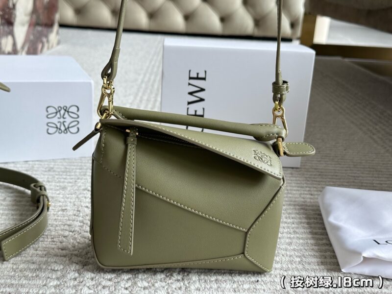 f860f08a87.jpg 235 260 box
Size: 18 * 11cm (small size)
24 * 15cm (large size)
Loewe Geometry Package Puzzle
A very textured color,
Grey blue Puzzle Edge is very advanced!
?? Cowhide quality!
Completely hold on!
