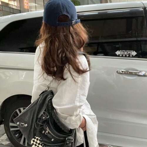 Balenciaga black silver motorcycle bag is so cool that tears come to my eyes. Balenciaga motorcycle bag is fashionable, cool and handsome. I love it
Even going to work on the street cannot stop it from exuding a charming and carefree feeling
It is de...