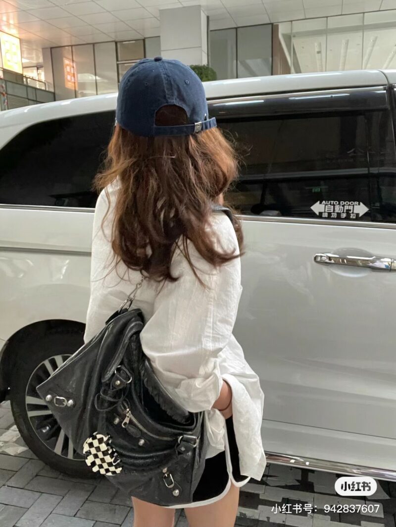 Balenciaga black silver motorcycle bag is so cool that tears come to my eyes. Balenciaga motorcycle bag is fashionable, cool and handsome. I love it
Even going to work on the street cannot stop it from exuding a charming and carefree feeling
It is de...