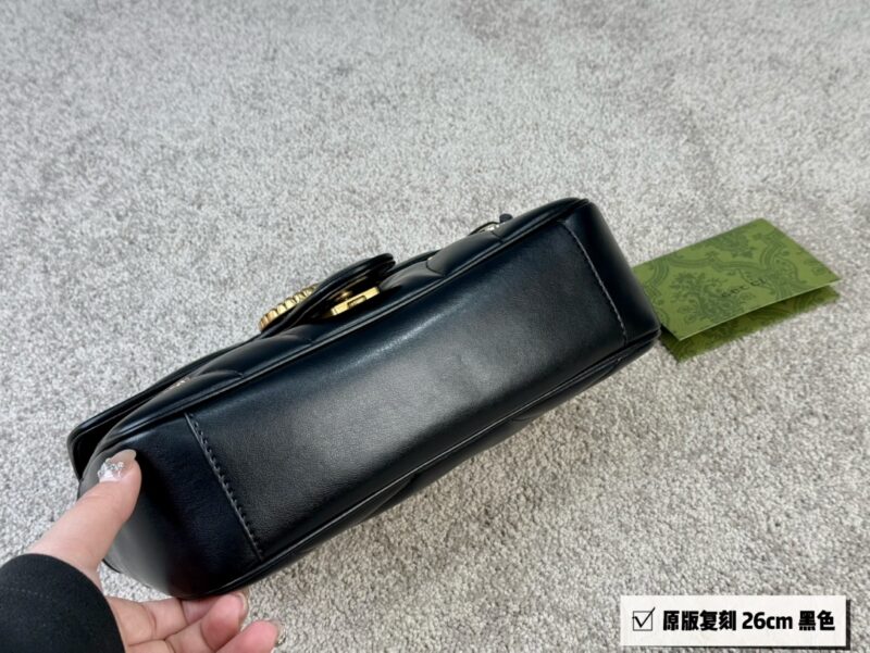 GG Marmont Puff Bag
The swollen shape of the bag looks like a cute little puff pastry
The soft and delicate leather will definitely fall in love
size ：26cm