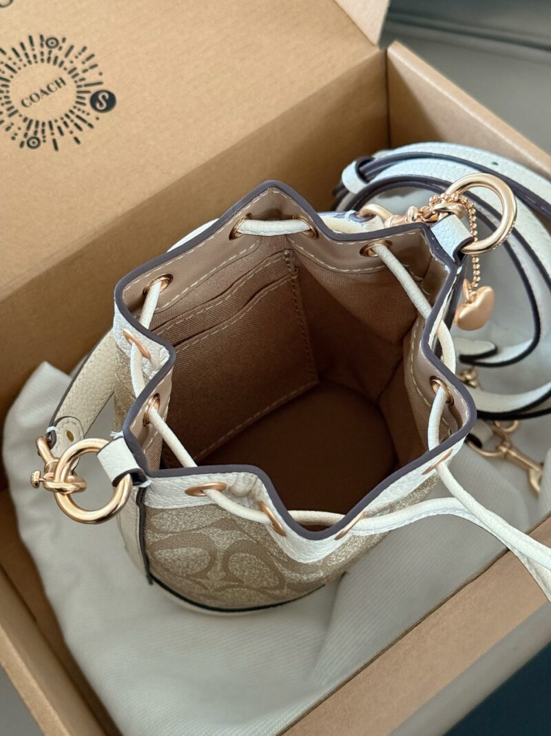 f87b8fe4a0.jpg 215 boxes
size:16*16cm
C Mini Bucket Bag is super cute!
What a cute and lovely little bucket!
Isn't it too delicate and cute
Search Coach Coach Bucket