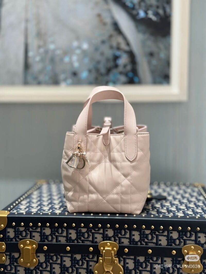 f88c352959.jpg Dior indigenous bag combines beauty and cuteness