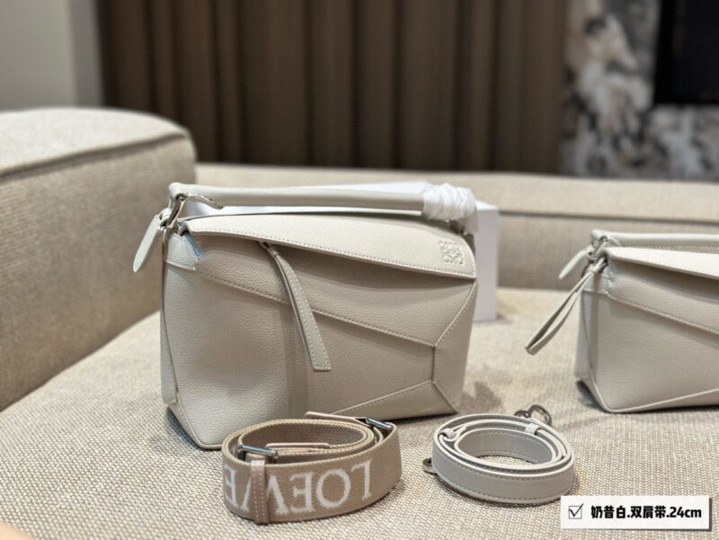 f88e4de9e7.jpg 275 300 box
Size: 18 * 11cm (small size)
24 * 15cm (large size)
Loewe Geometry Package Puzzle
The latest version of woven shoulder straps
Clean Puzzle Edge is very advanced!
?? Cowhide quality!
Completely hold on!