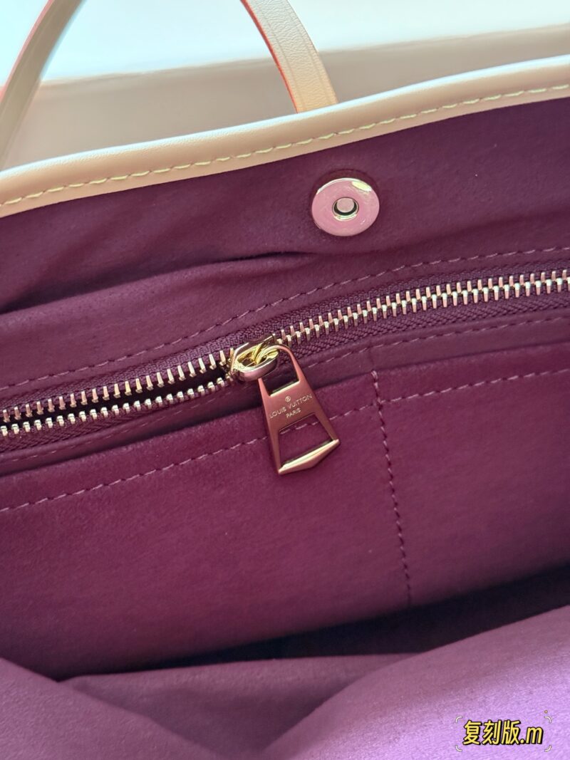 f8a66b71d8.jpg 300 boxes (customized version)
Size: 30 * 20cm (small)
Take actual photos of the shipment and experience it
CarryAll, the strongest member of the L family,
Cute and casual are all okay, haha
Carryall is really strong!
Comes with a storage wallet,
be ...
