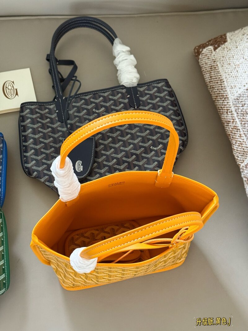 f8e4d819a7.jpg 205 no box/upgraded version
size:20*19cm
Authentic mold making and plate making,
Customized Goya pattern material ?
Paired with imported Italian calf leather, Goyard shopping bags have undergone multiple research and improvements, continuously en...