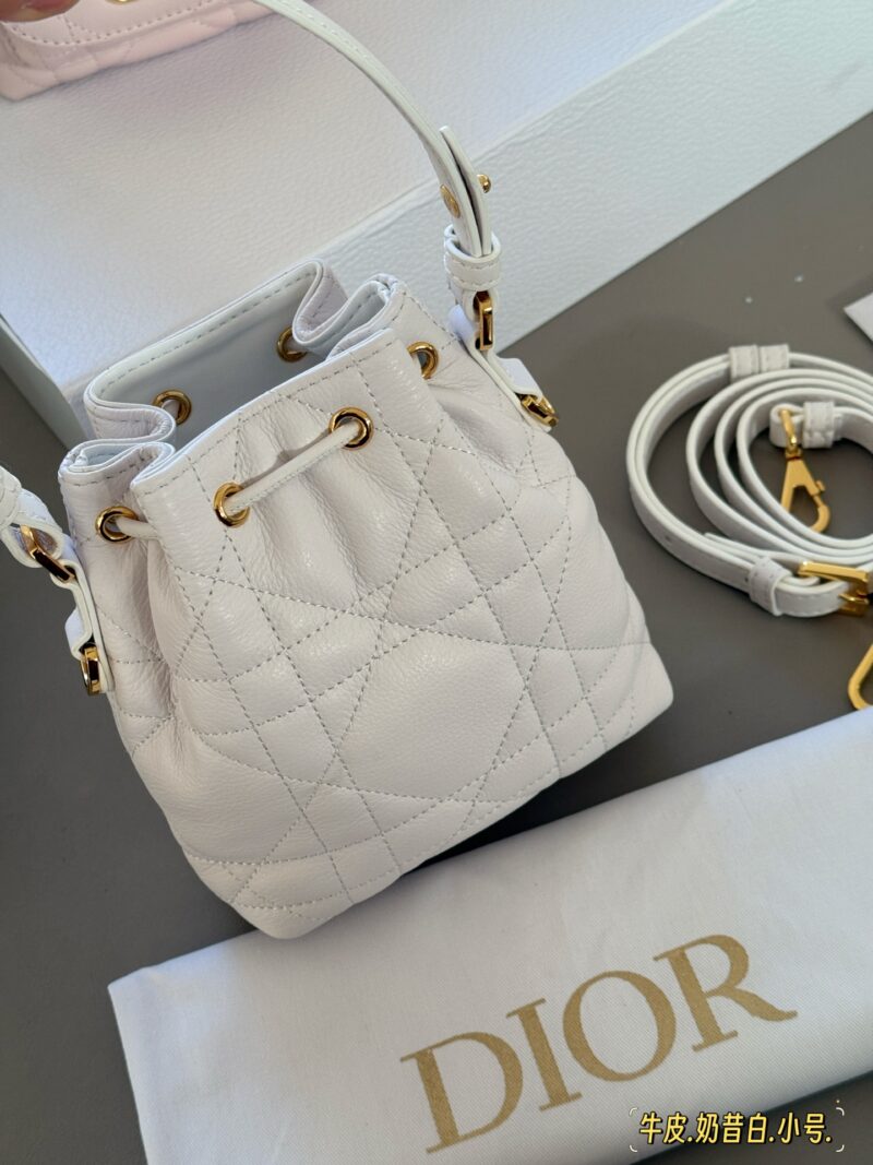 f8f79a14f1.jpg 310, 330 with box cowhide
Size: 15 * 15cm (small)
20 * 24cm (large)
D Home Caro Bucket Bag
Tengge pattern design is classic and stylish!
The shoulder strap can be matched freely and is exquisite and practical~I really like it. The whole person is ele...