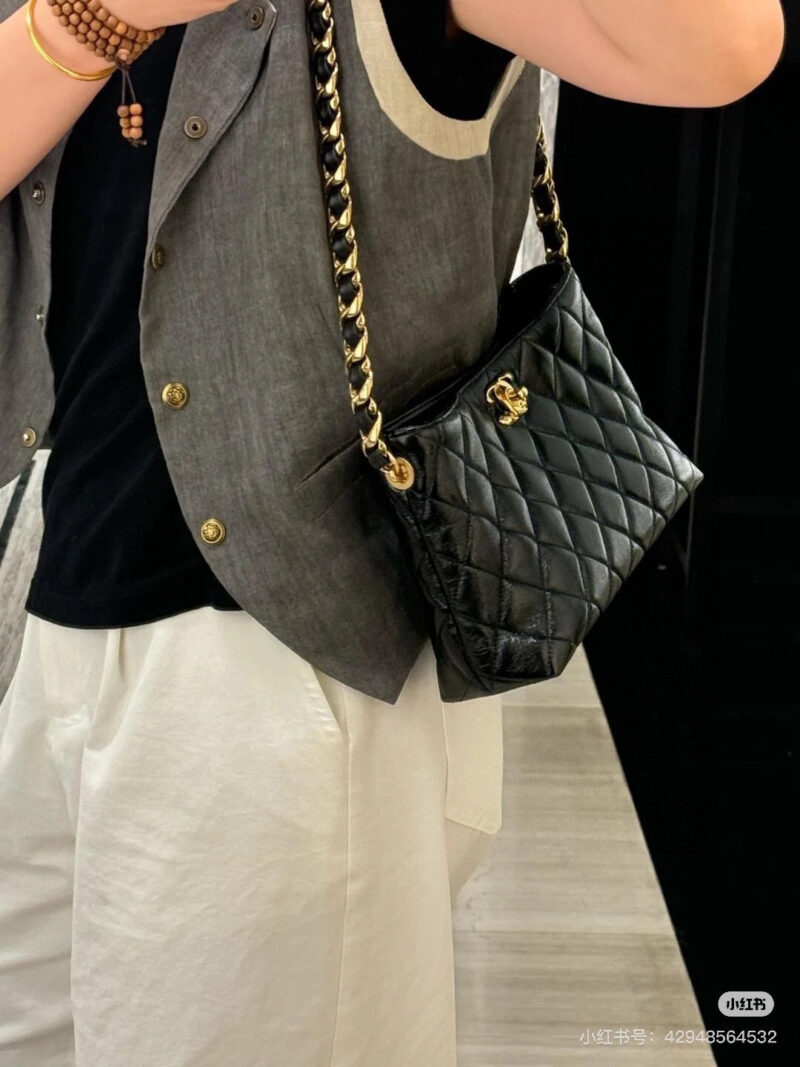 Chanel's new style should not look too good when paired with fur
The capacity is simply not very useful
A must-have for daily travel -
Don't have a headache just for the sake of the small package
Can accommodate a mini umbrella for daily travel