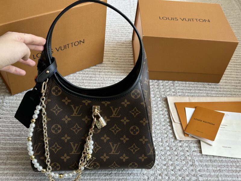 260 gift chains in boxes
LV | April Women's New The Drop Underarm Bag
This new bag feels like time has gone back when worn
It has a strong retro feel, after all, it is a replica of the 2018 model, super durable, and the more you look at it, the bette...