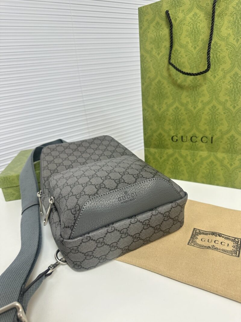 Classic Grey CUCCI Size 18 x 29 Men's Chest Bag
Small and stylish, showcasing a casual yet unrestrained attitude. Intelligent shoulder strap design, suitable for carrying on the left or right shoulder. Design a shape that improves the comfort of carr...