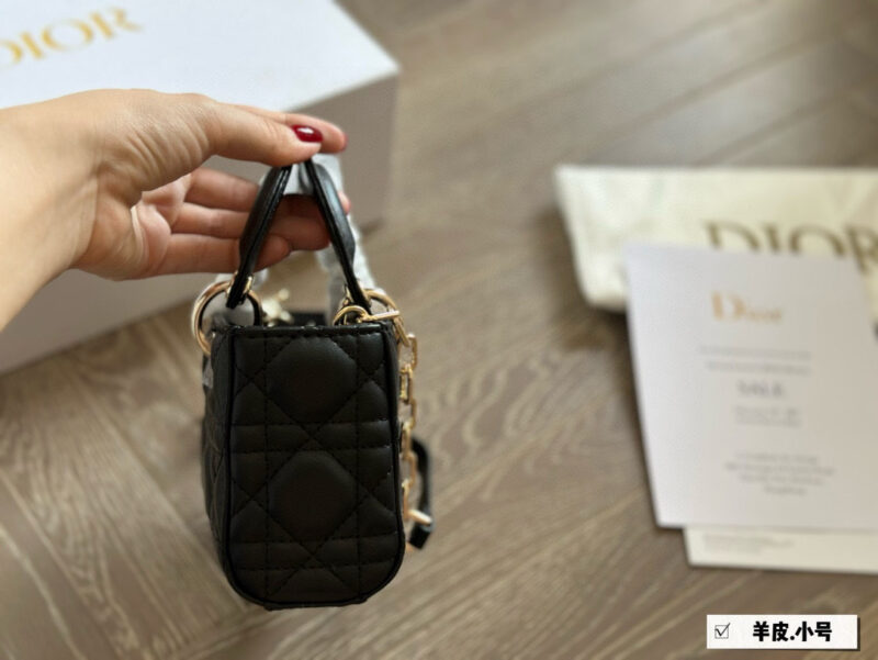 Dior lady's new long sheepskin full set packaging
Dior's all-new D-joy is making a strong comeback, with the rhythm of a big hit. The bag comes with two shoulder straps and multiple back styles, making the upper body both beautiful and stylish. The c...