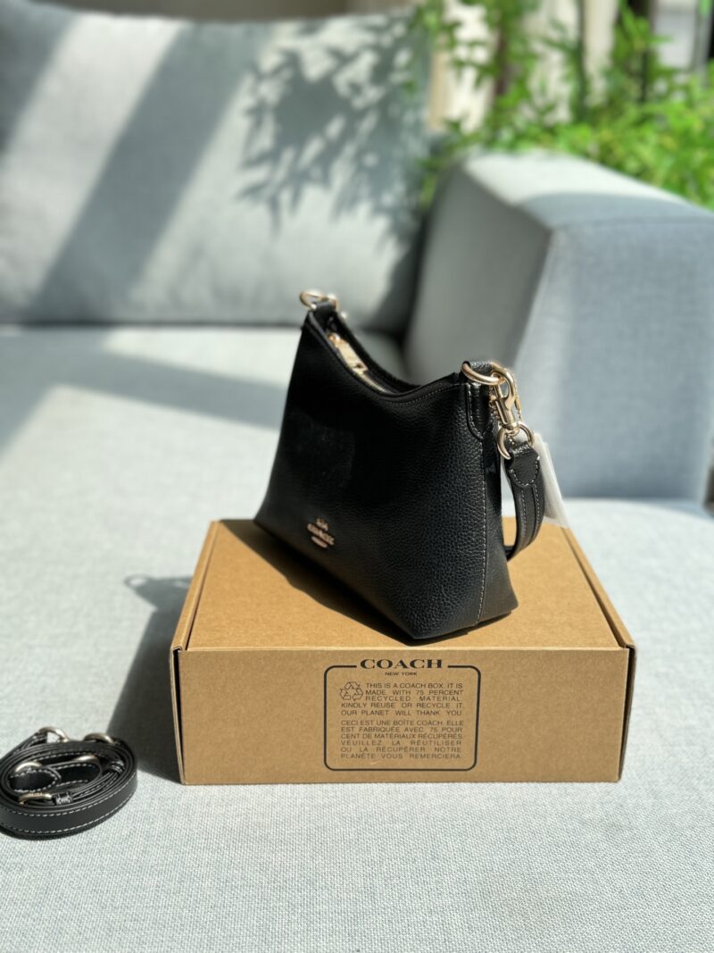 f9262ed847.jpg 180 airplane box
size:19.5×15.5
COACH LAUREL Stray Bag Underarm Bag Cross Shoulder Bag
Carrying it on my back, I feel like I've become more refined!
Mini wandering bags are also too Q!
Really super cute
At first glance, it amazed me!
The bag is li...