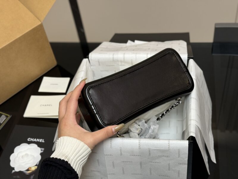 Comes with folding box airplane box
Chanel Gabrielle
I have always loved the classic wandering backpack
It has a light weight and is easy to carry,
It can be carried in any occasion and adapted to any style.
A classic bag that won't go out of style e...