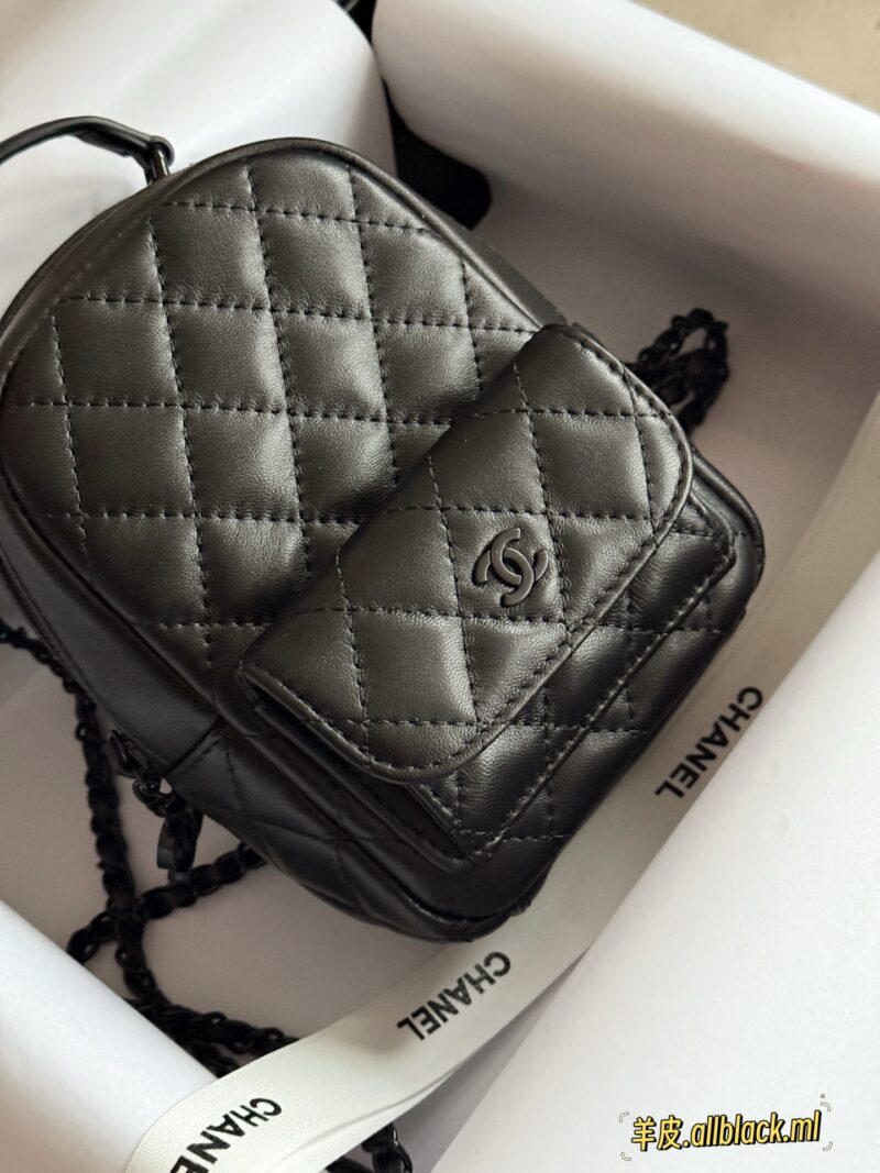 f9308331b3.jpg 265/sheepskin box
size:13*18cm
Xiaoxiangjia's new 24c backpack
This season's stir fried chicken with cute little shoulders
It looks very small, but the capacity is quite large. There are also many ways to memorize it, which is very nice
25P all bla...