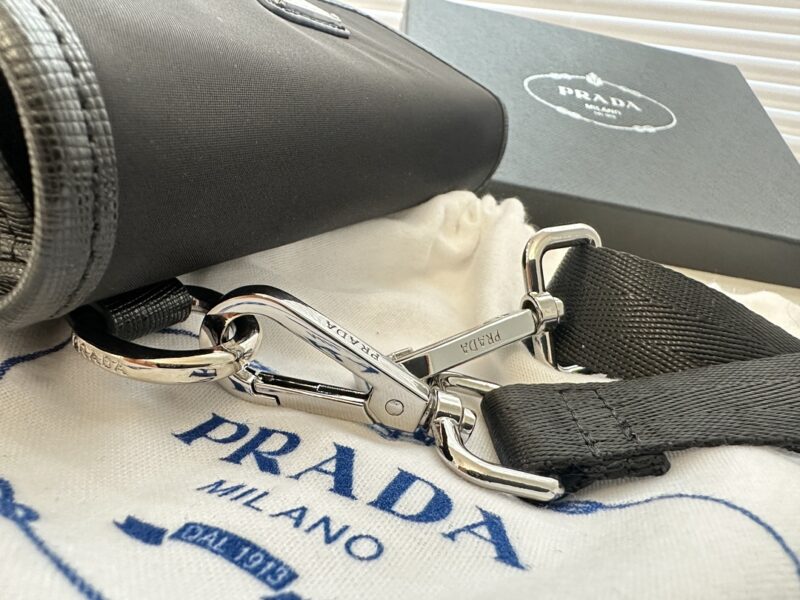 Complete gift box packaging ? Vertical PRADA ? Model 2020-2 Large Horizontal Mobile Phone Bag [Strong] Crossbody Bag Waist Bag Multi purpose unisex Milan Creation. Miuccia Prada's unique talent lies in her relentless pursuit of new ideas, blendin...
