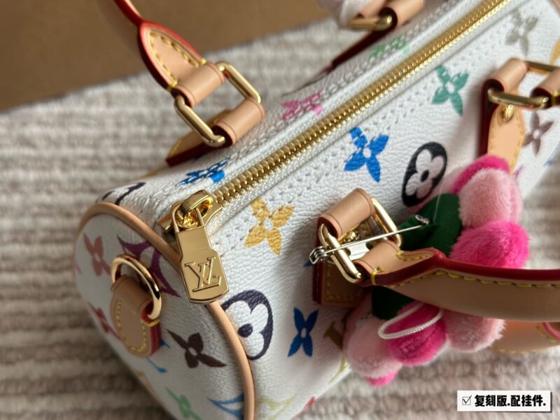 f94a9796e5.jpg 215 Remastered Edition (Comes with Box)
size:16*10cm
Murakami Takashi Joint Cooperation Payment
L Home SS2022 Speedy Nano
Purchasing channels
Taiwanese customers order vintage flowers+hardware+color changing leather
The shoulder strap can be disass...