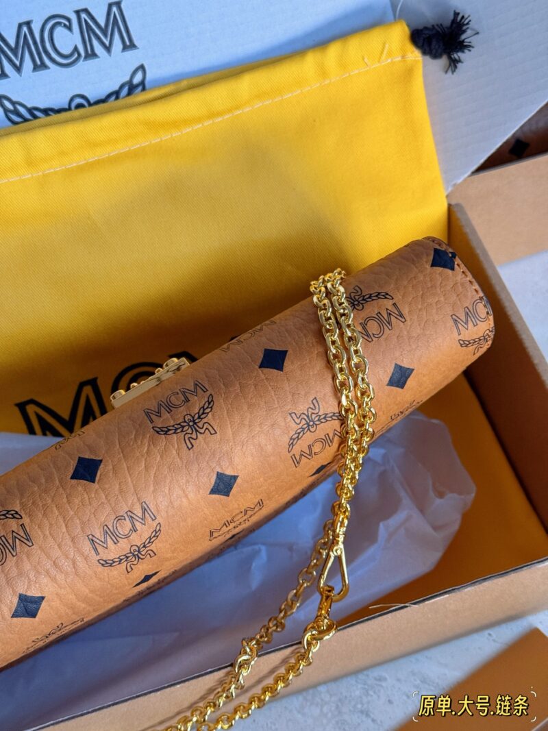 f94b3ed6de.jpg 210 205 box (chain shoulder strap)
Size: 23x14cm (large)
18 * 13cm (small)
Top tier original quality shipment
MC Chain Pack
Complete packaging as shown in the picture
Ensure the quality of actual filming
MCM chain bag is truly the king of versatility...