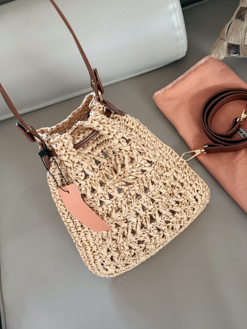 185 boxes
size：20*23cm
Miumiu Summer Limited Edition|
New woven vegetable basket
The burnt Hobo Lafite Grass
The cute cowhide iconic logo becomes a highlight, it's so beautiful