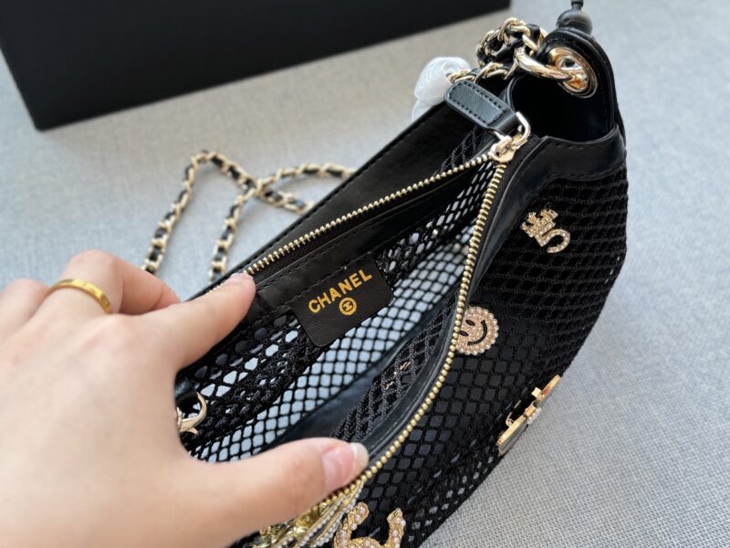 f94fe78edd.jpg 230 folding box ? Pendant
size:21×15
CHANEL 25S fishing net badge brooch bag armpit bag handbag shoulder bag mesh bag baozi mother bag
Cool and cute~
Perfect for summer~
It's really, really, really exquisite
The slightly larger one has a chain t...