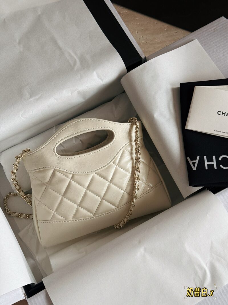 f95e303b12.jpg 200 box upgrade version
size:22*14.5cm
Xiaoxiangjia's 23a is worth buying
Cute and Loving Horizontal Version 31
Chanel has been replicated again
The new 31 bag model has released a mini size
Who can withstand this!
Xiaoxiang's true love fans must j...