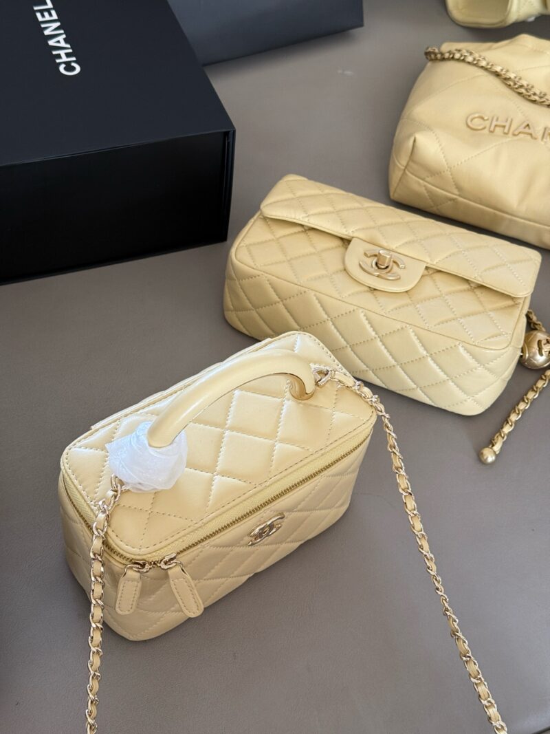 210 Pack
size：18*10cm
Xiaoxiangjia Handle Box Bag
Your upper body is full of immortal energy!
The smooth skin feels super comfortable to the touch
Crossarm/Handheld/
Summer chicken yellow/soft fufu drops super cute/
Search for Double Golden Balls