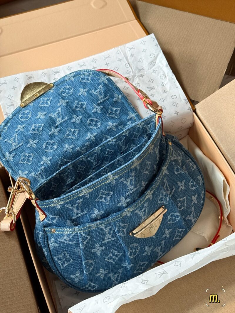 f97f01e38c.jpg 300 boxes (replica version)
size:26*18cm
L's denim sunset is perfect for summer
I really like the tannin series
The Sunset capacity is sufficient,
Soft and not afraid of pressure,
Color resistant and stylish!
